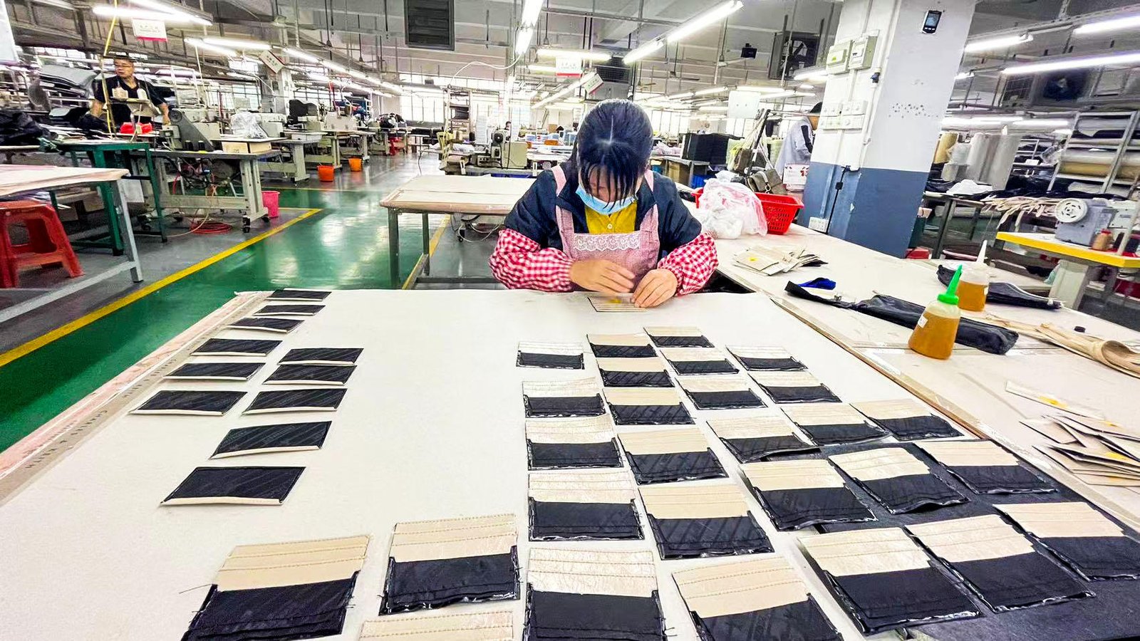 MAZ Outdoor production worker aligning bag components